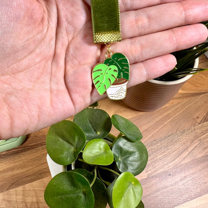 Green Velvet Clasp Bookmark